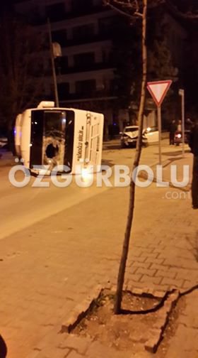 OTOBÜS DEVRİLDİ, 3 KİŞİ ÖLÜMDEN DÖNDÜ