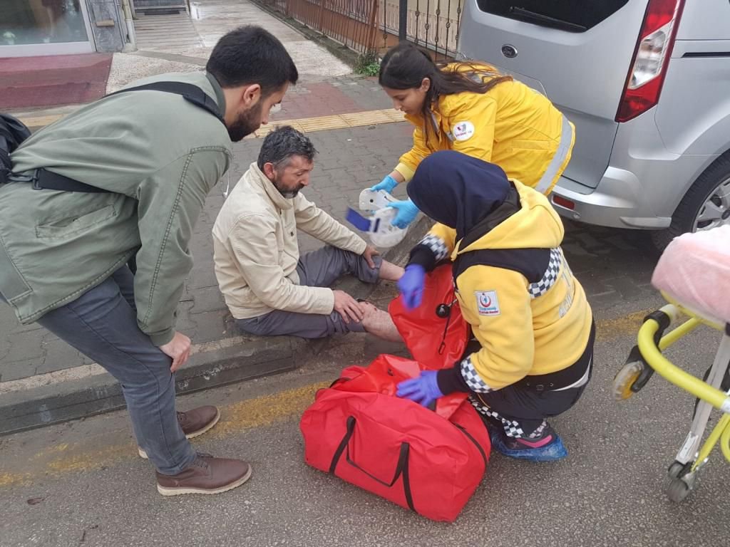 MOTOSİKLETTEN DÜŞEREK YARALANDI