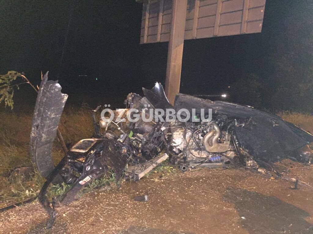 OTOMOBİL PARAMPARÇA OLDU, 3 KİŞİ YARALANDI