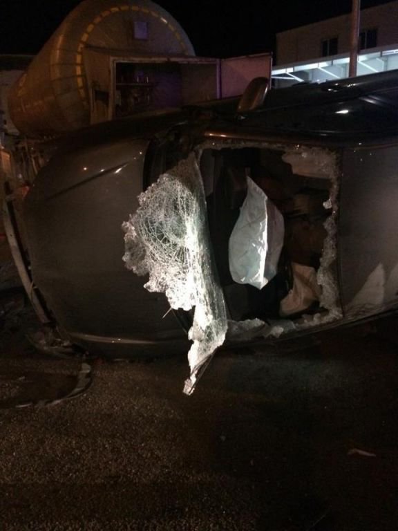 PARK HALİNDEKİ TIRA ÇARPARAK TERS DÖNDÜ