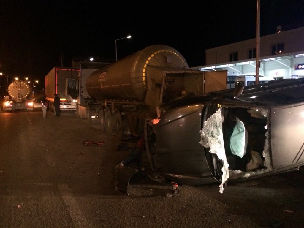 PARK HALİNDEKİ TIRA ÇARPARAK TERS DÖNDÜ