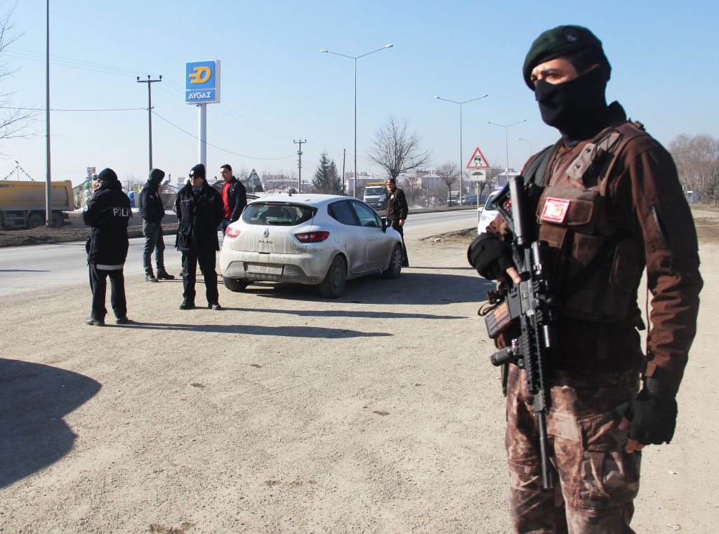 POLİS KUŞ UÇURTMUYOR