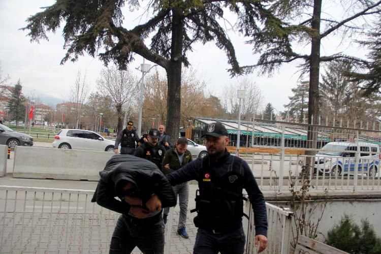 POLİSTEN ÜNİVERSİTE ÖĞRENCİLERİNE BASKIN