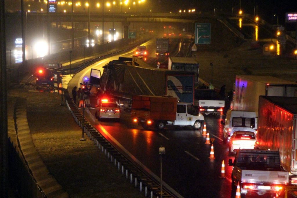TEM'DE TIR TIR'A ARKADAN ÇARPTI