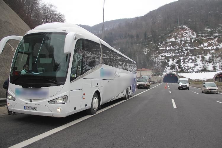 TRAFİK 30 DAKİKA KAPALI KALDI