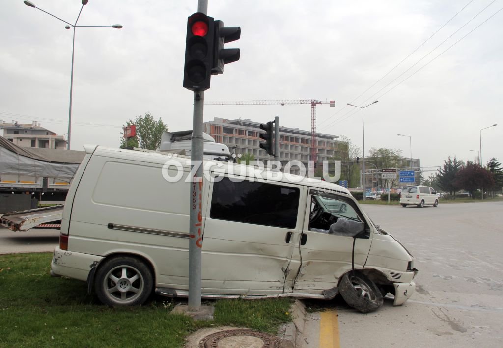 TRAFİK KAZASINDA 4 KİŞİ YARALANDI