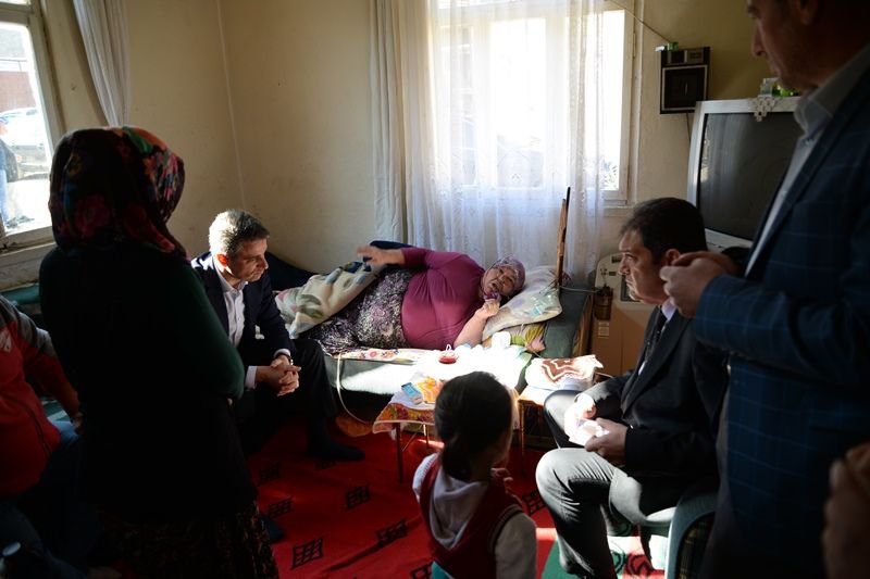 VALİ YAŞLI KADINI ZİYARET ETTİ