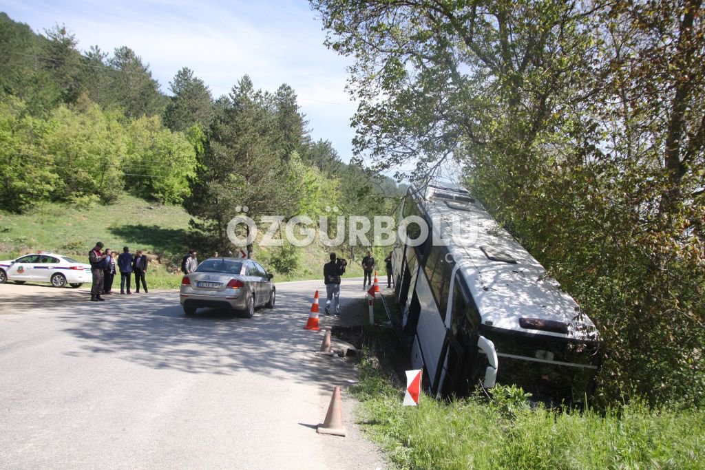 YOLCU OTOBÜSÜ DEREYE UÇTU, 7 KİŞİ YARALANDI