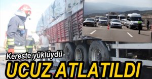 KERESTE YÜKLÜ TIR ALEV ALDI, UCUZ ATLATILDI