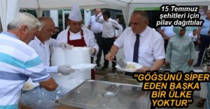 15 TEMMUZ ŞEHİTLERİ İÇİN PİLAV DAĞITTILAR