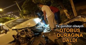 ARABAYA ÇARPMAMAK İÇİN OTOBÜS DURAĞINA DALDI