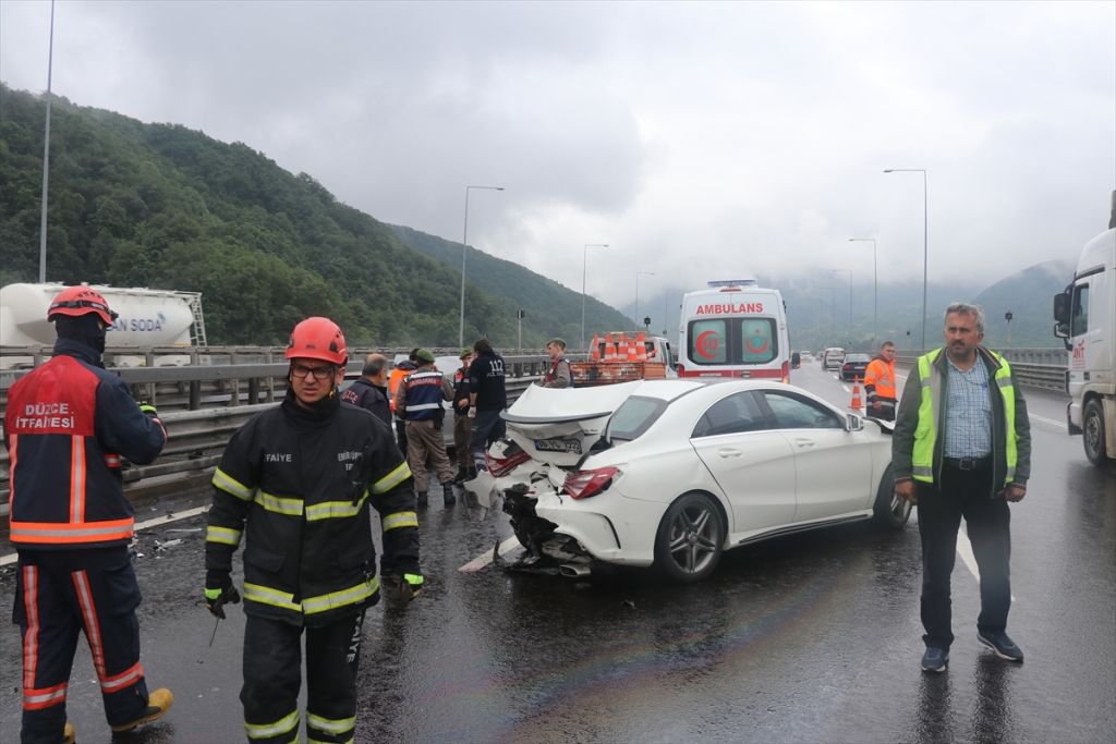 2 ŞERİT KAZA YÜZÜNDEN TRAFİĞE KAPANDI