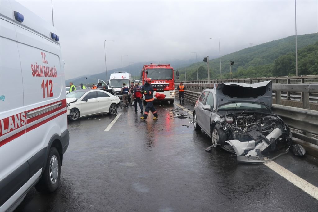 2 ŞERİT KAZA YÜZÜNDEN TRAFİĞE KAPANDI