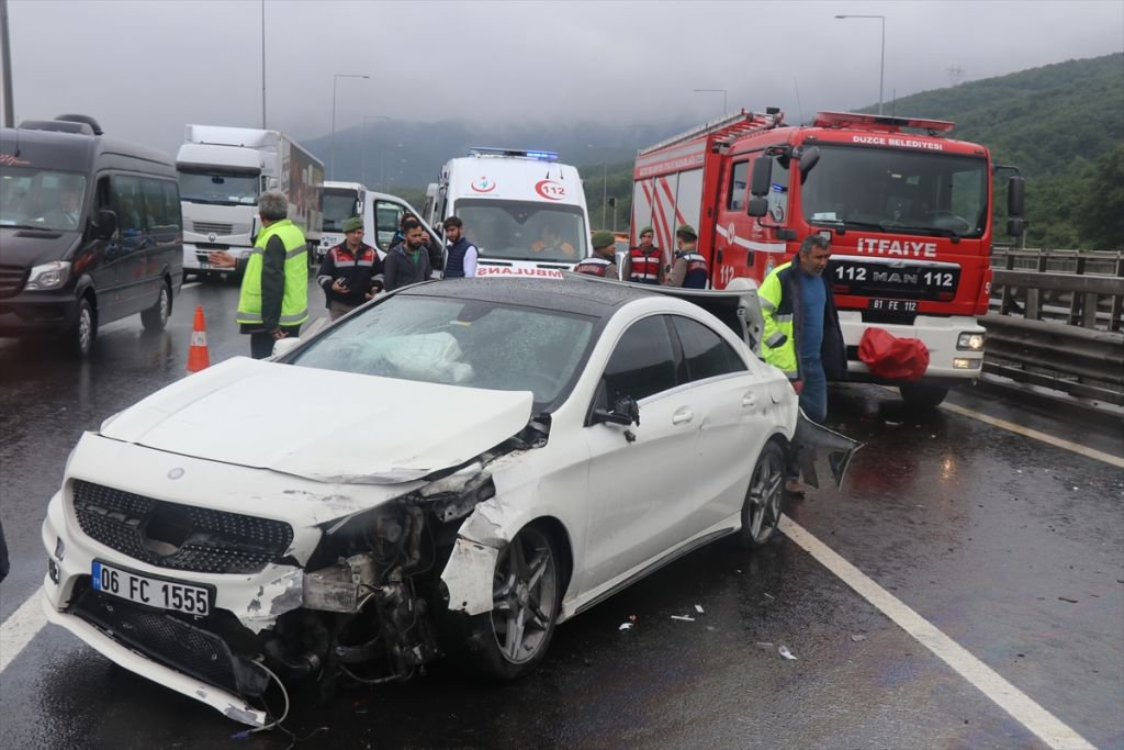 2 ŞERİT KAZA YÜZÜNDEN TRAFİĞE KAPANDI