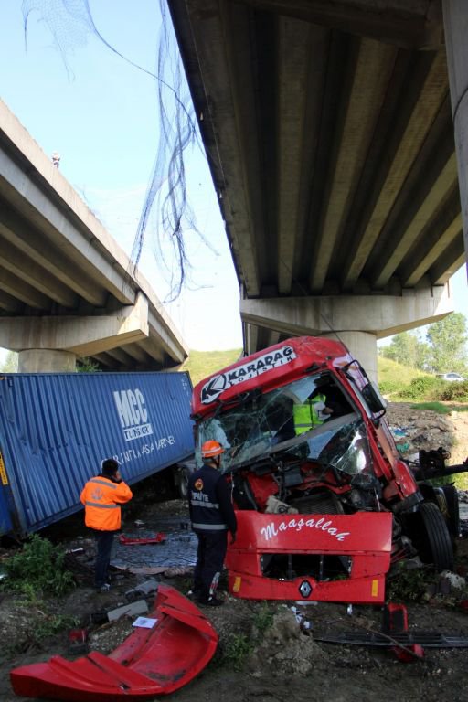 20 METREDEN DERE YATAĞINA UÇTU