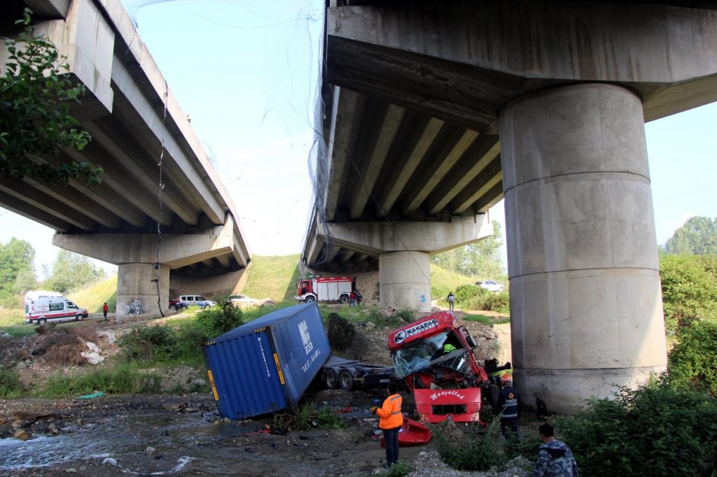 20 METREDEN DERE YATAĞINA UÇTU