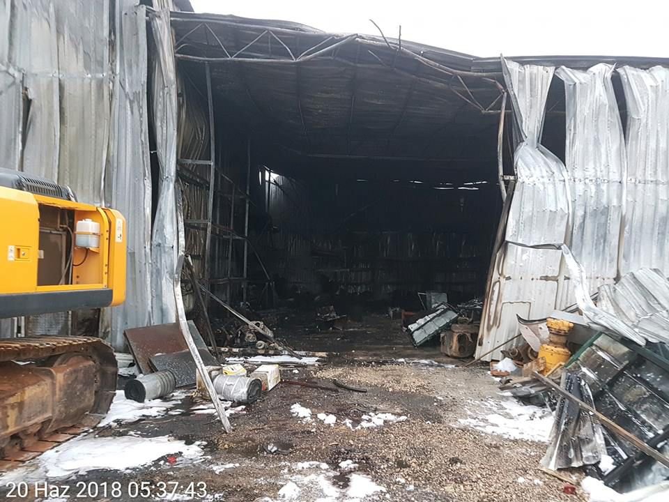 2 KAMYONET VE DEPO KÜL OLDU