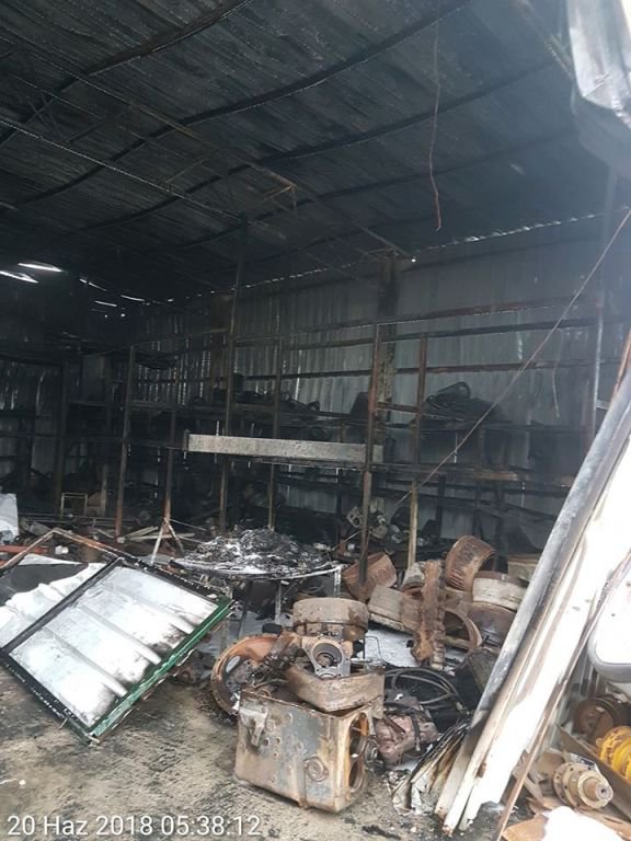 2 KAMYONET VE DEPO KÜL OLDU