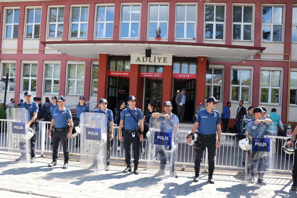 5 ROMAN VATANDAŞI ADLİYEDE