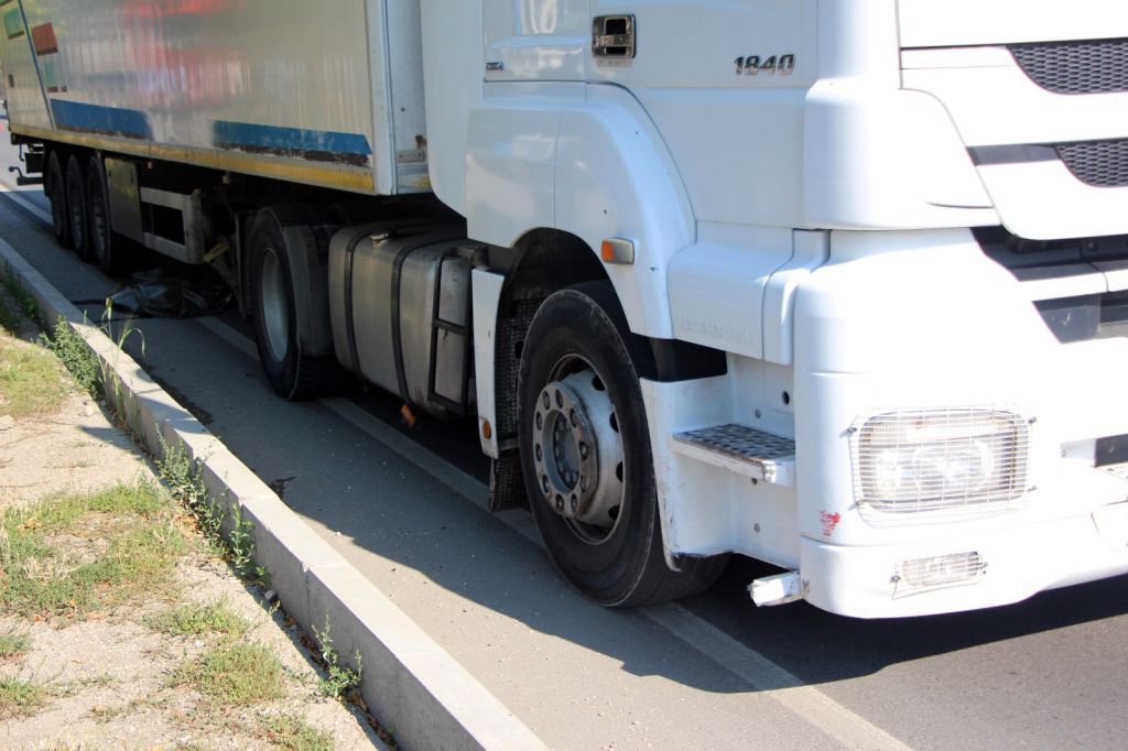 TIR'IN ALTINA YAŞAMINI YİTİRDİ