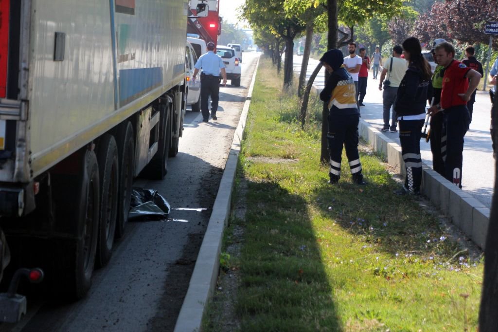 TIR'IN ALTINA YAŞAMINI YİTİRDİ