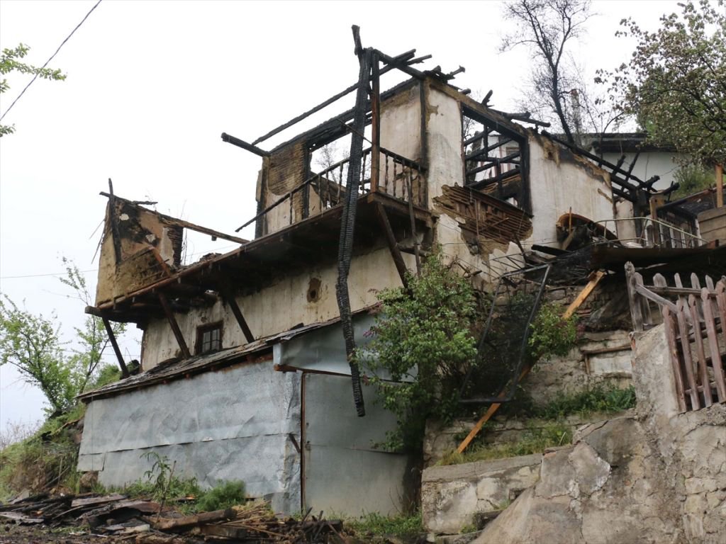 93 YAŞINDAKİ ADAMIN EVİ YANDI