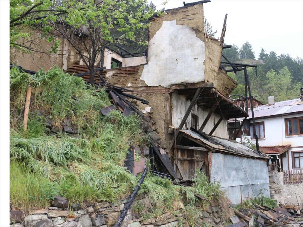 93 YAŞINDAKİ ADAMIN EVİ YANDI