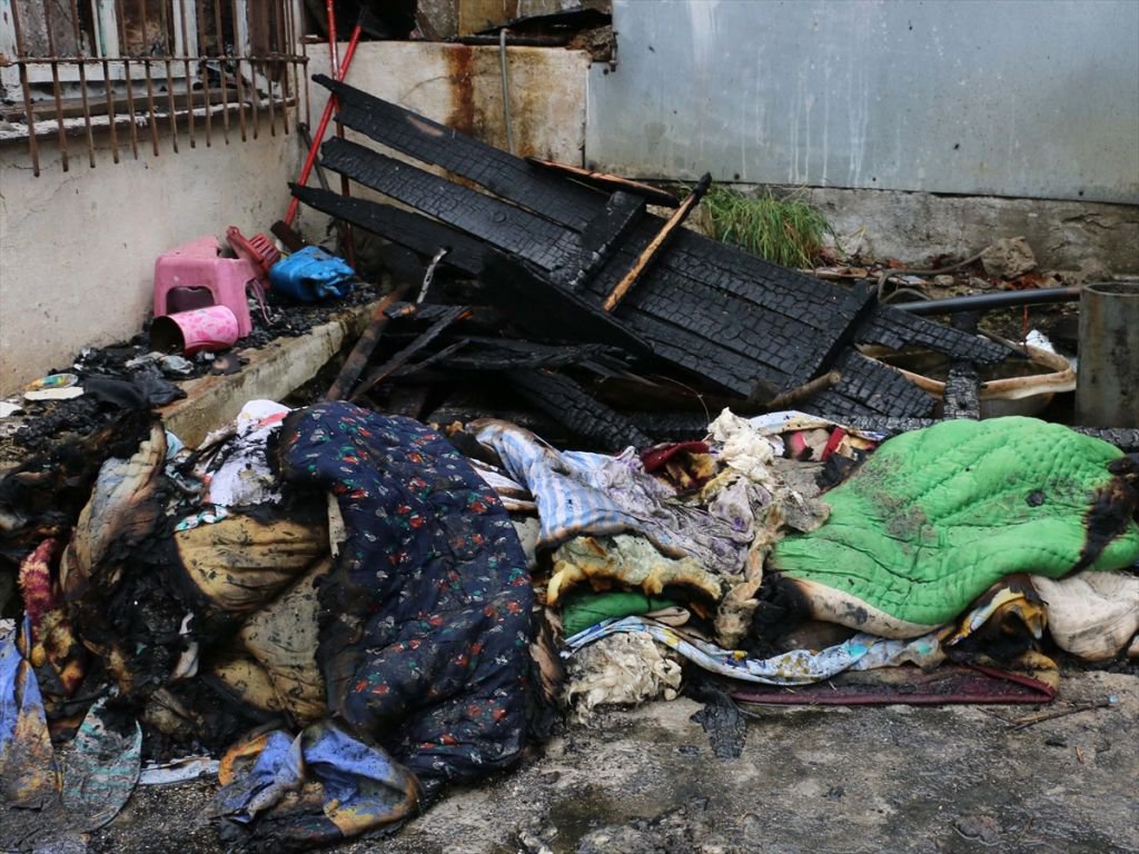 93 YAŞINDAKİ ADAMIN EVİ YANDI