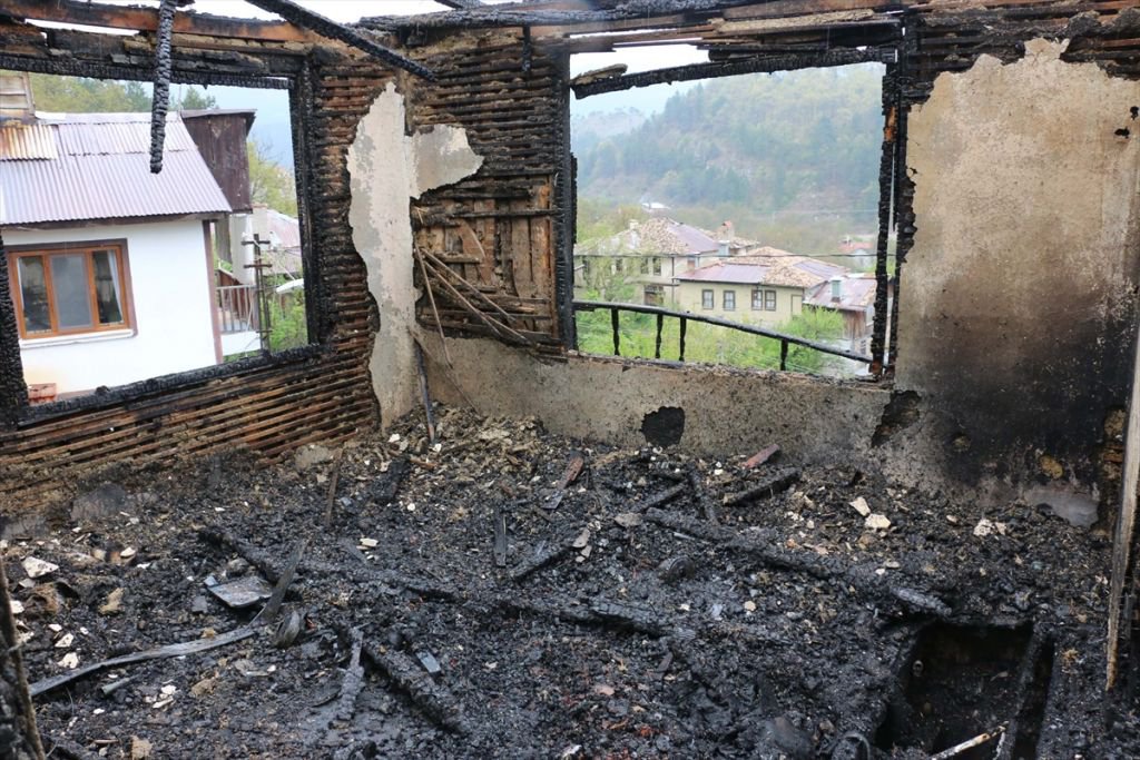 93 YAŞINDAKİ ADAMIN EVİ YANDI