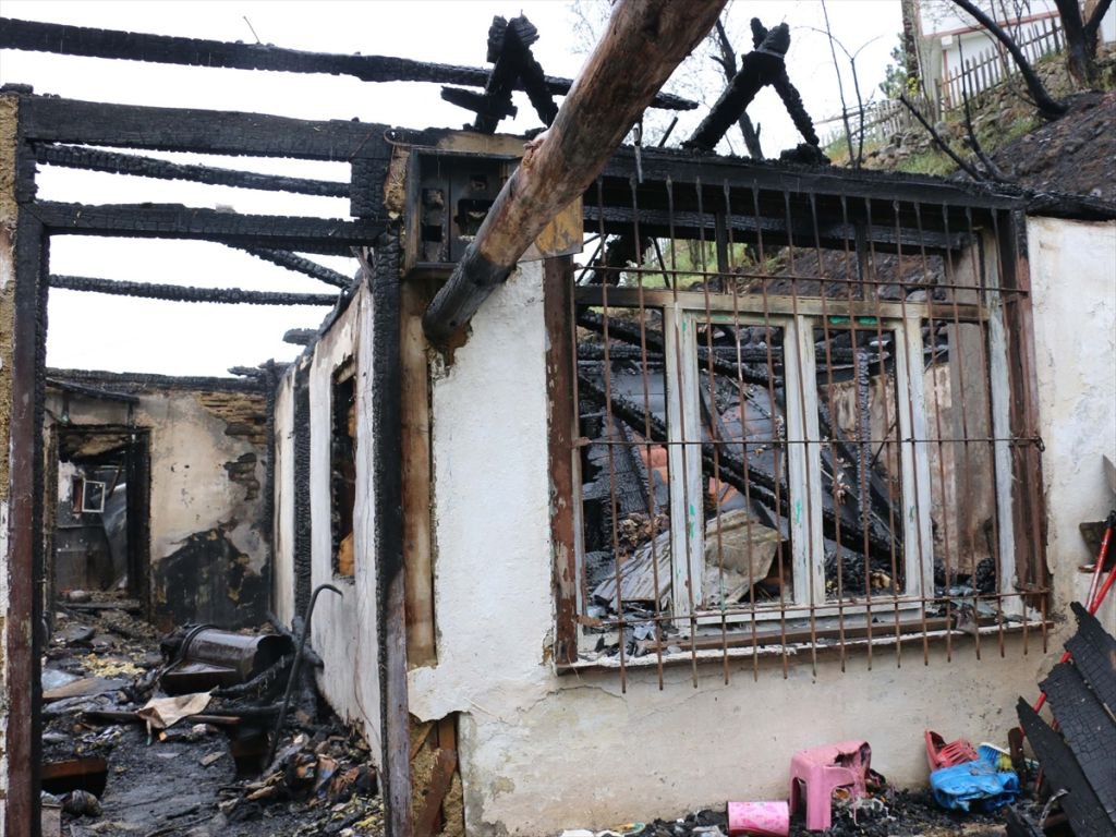 93 YAŞINDAKİ ADAMIN EVİ YANDI