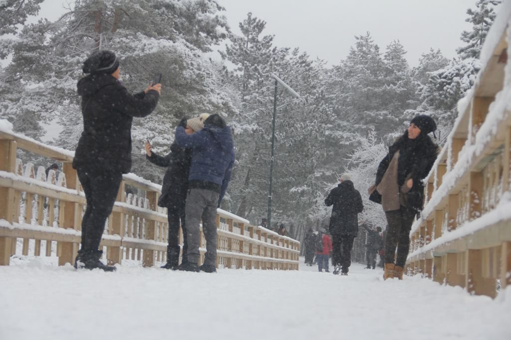 ABANT BEYAZ GELİNLİĞİ GİYDİ