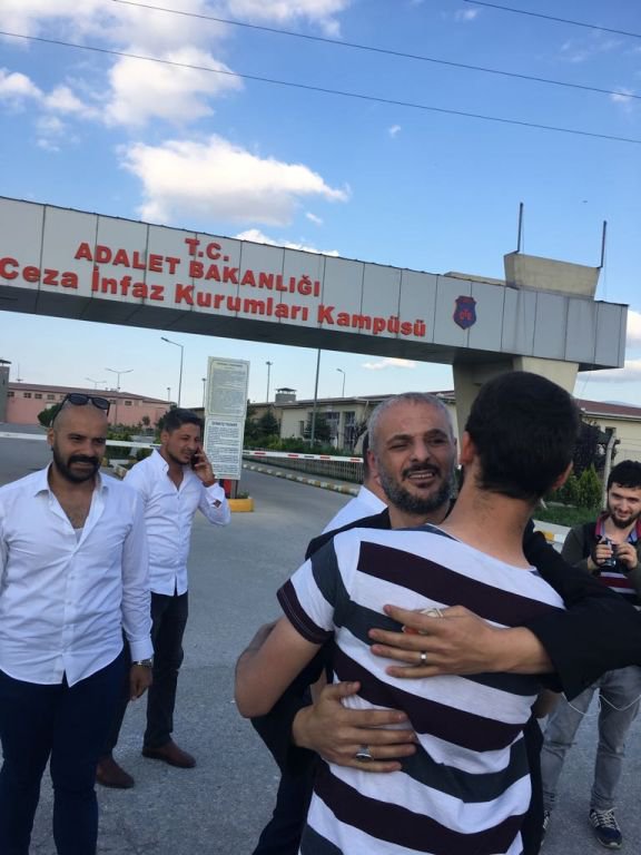 AİLESİ VE SEVENLERİ KAPIDA KARŞILADI