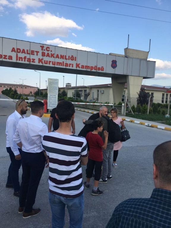 AİLESİ VE SEVENLERİ KAPIDA KARŞILADI