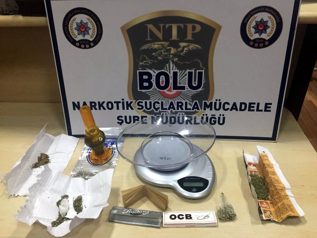 EVİ DE ARABASI DA UYUŞTURUCU YUVASI ÇIKTI