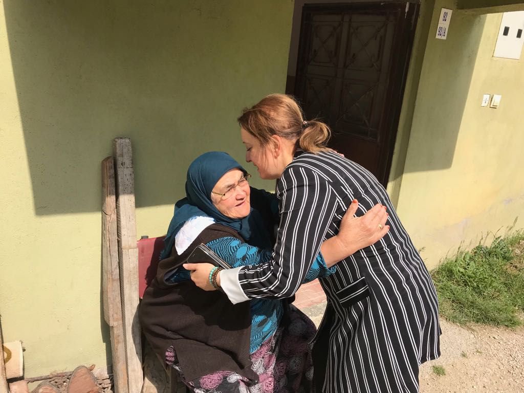 ARZU AYDIN DURMAK BİLMİYOR