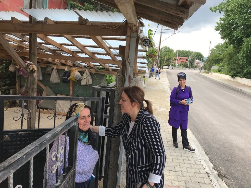 ARZU AYDIN DURMAK BİLMİYOR