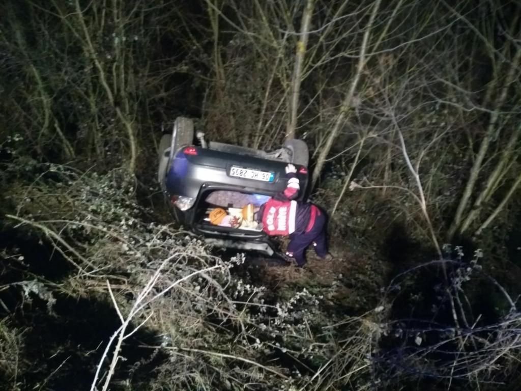 AVUKAT TAKLA ATAN ARACIN İÇİNDE KALDI