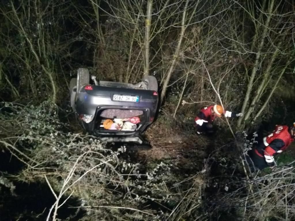 AVUKAT TAKLA ATAN ARACIN İÇİNDE KALDI