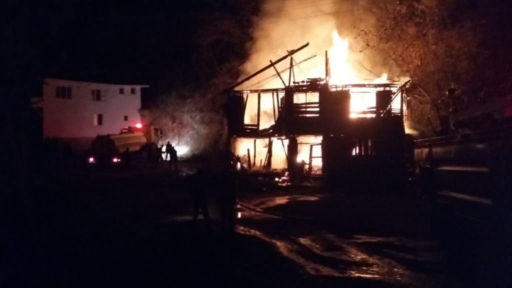 AYNI KÖYDE İKİ YANGIN