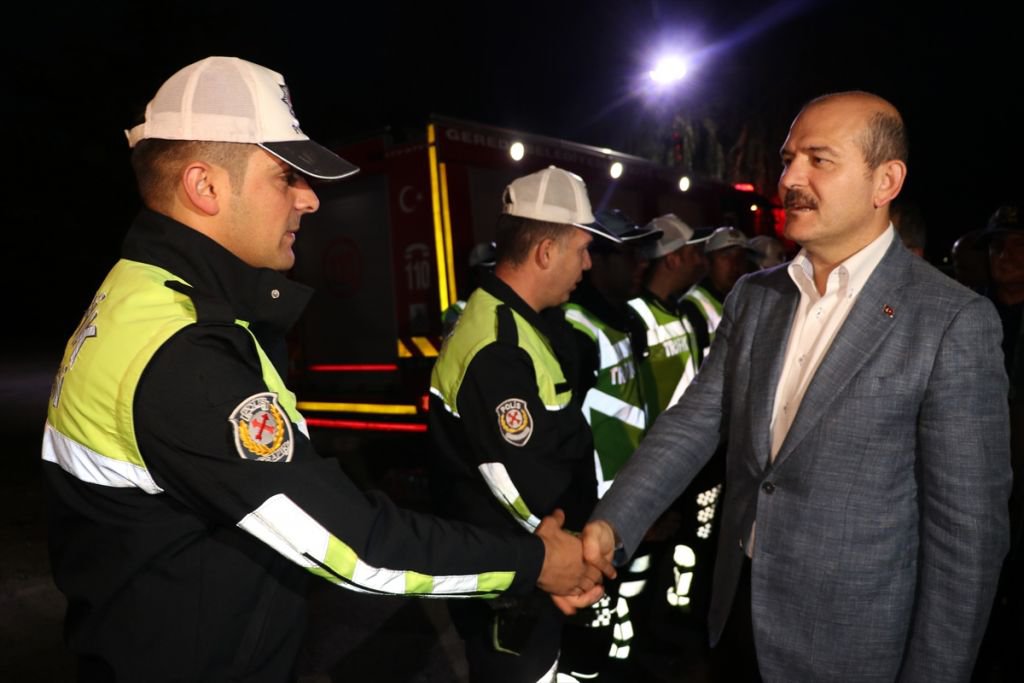 BAKAN SOYLU, TRAFİK POLİSLİĞİ YAPTI