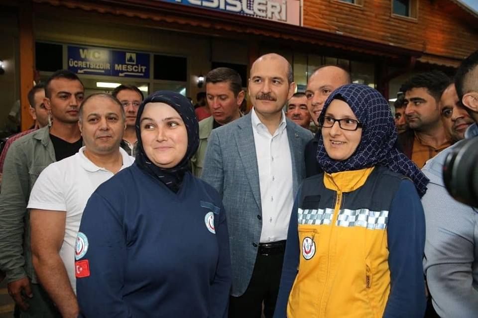 BAKAN SOYLU'YA SEVGİ SELİ