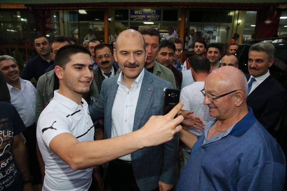 BAKAN SOYLU'YA SEVGİ SELİ