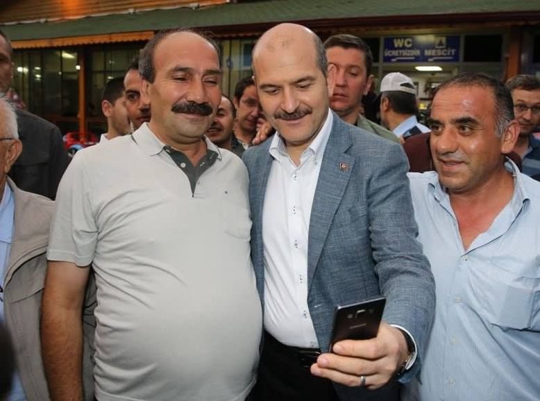 BAKAN SOYLU'YA SEVGİ SELİ
