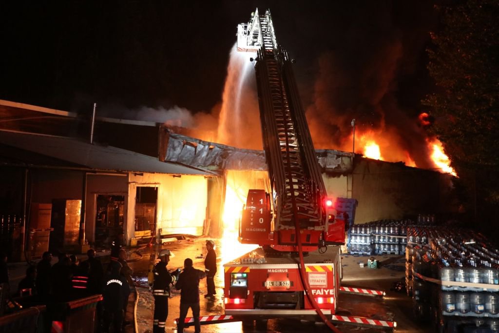 BAŞKAN FELAKETİN YAŞANDIĞI FABRİKADA