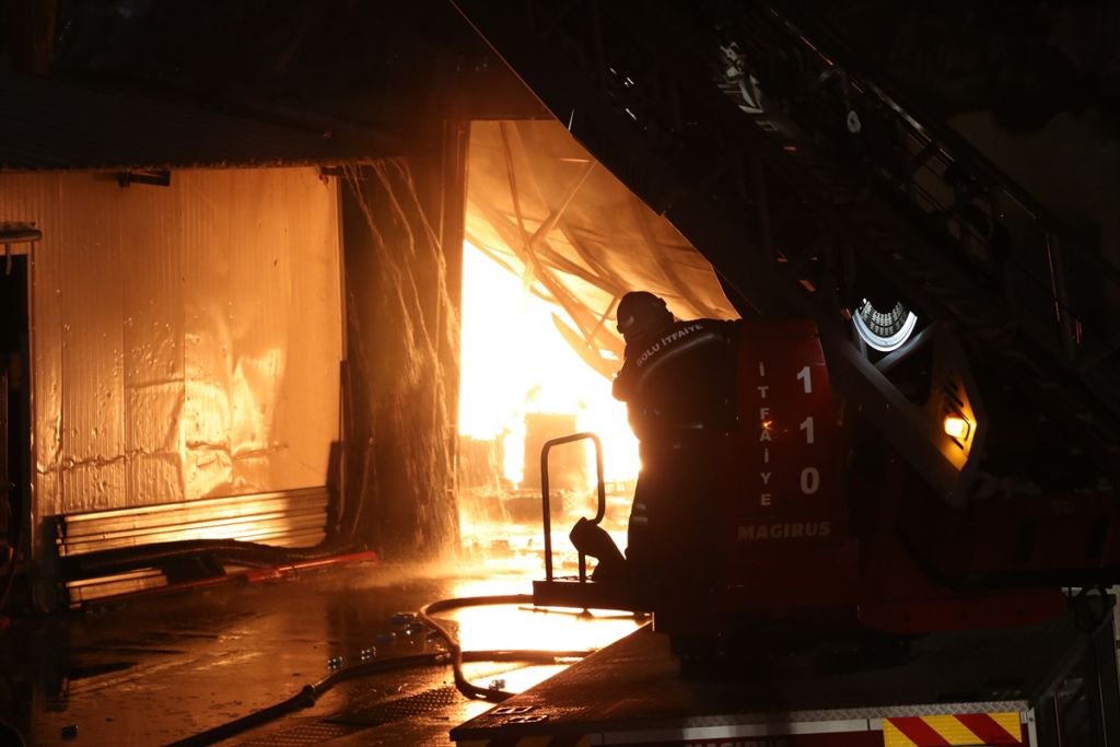 BAŞKAN FELAKETİN YAŞANDIĞI FABRİKADA