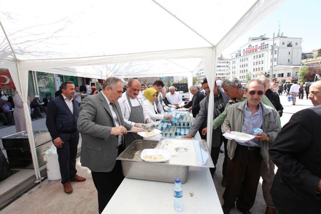 BAŞKAN, VATANDAŞIN KANDİLİNİ KUTLADI