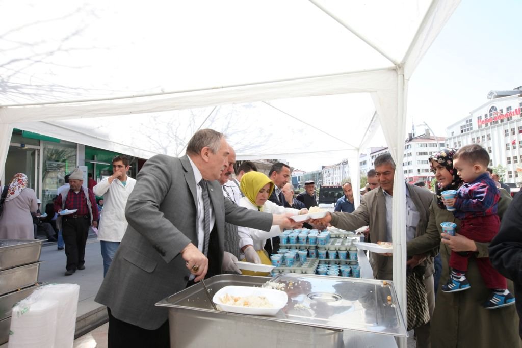 BAŞKAN, VATANDAŞIN KANDİLİNİ KUTLADI