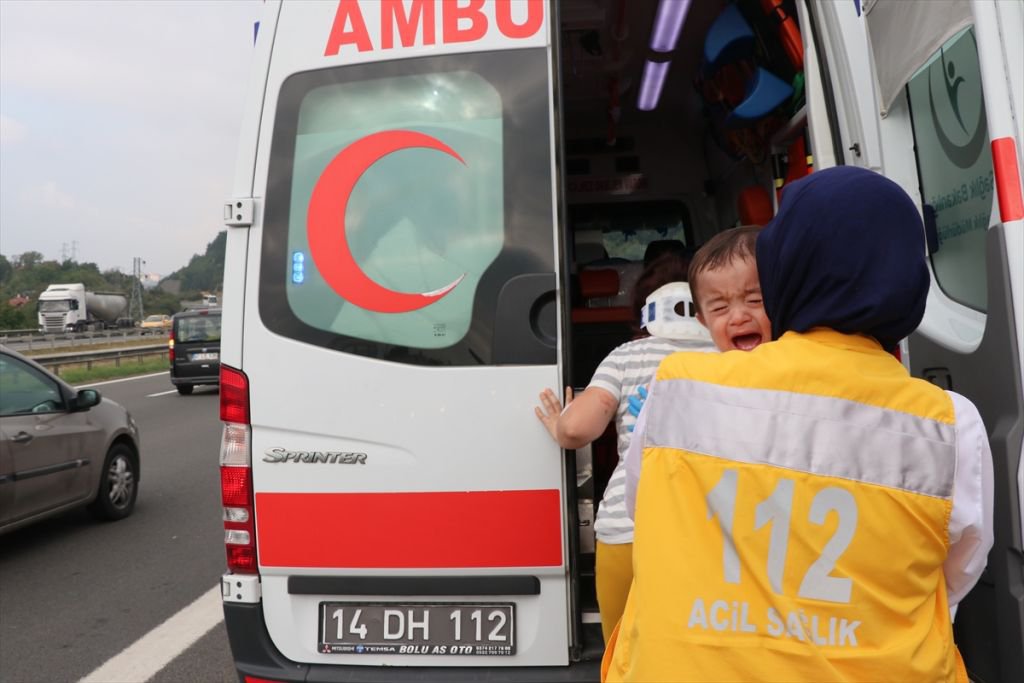 BEBEKLİ AİLENİN ARACI ŞARAMPOLE DEVRİLDİ