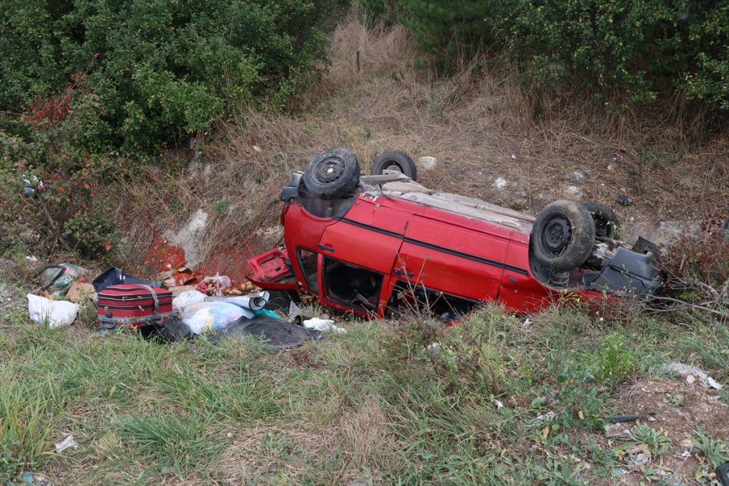 BEBEKLİ AİLENİN ARACI ŞARAMPOLE DEVRİLDİ