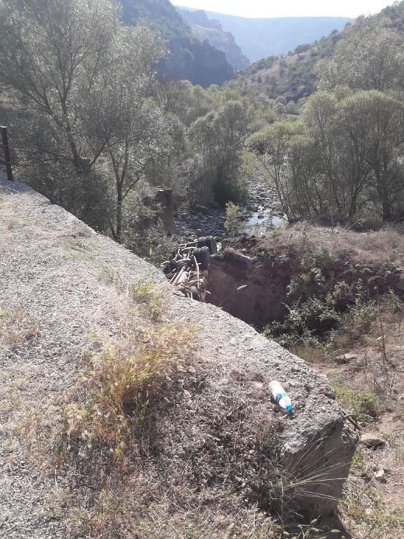 BETON MİKSERİNİN ALTINDA KALDI